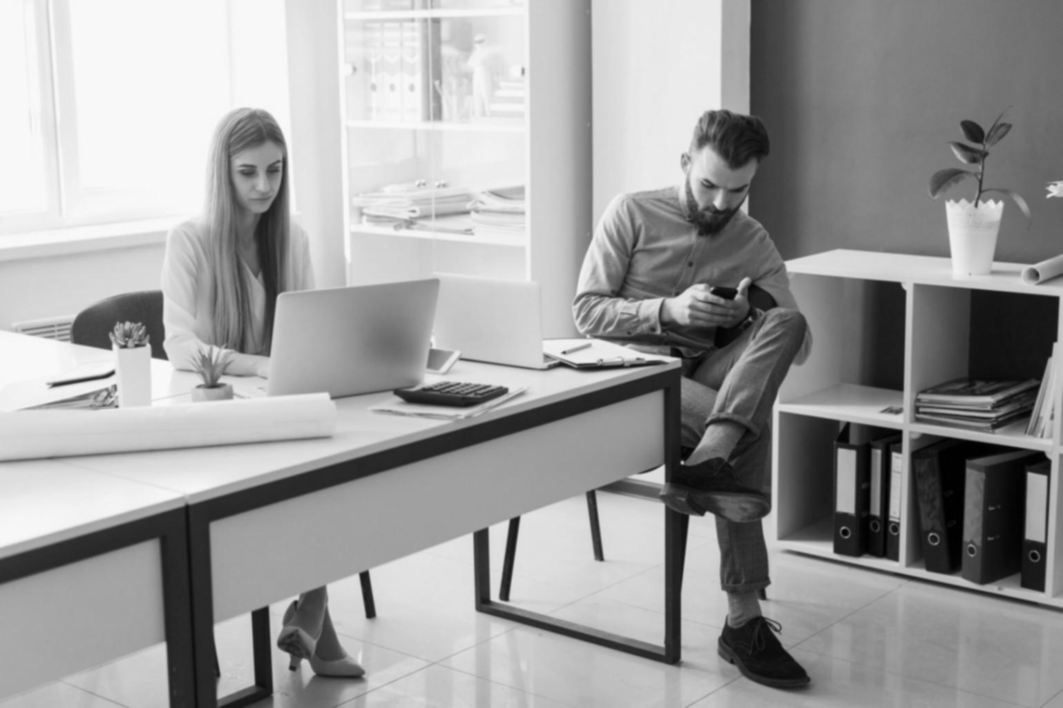 Equipo de trabajo colaborando en estrategias financieras