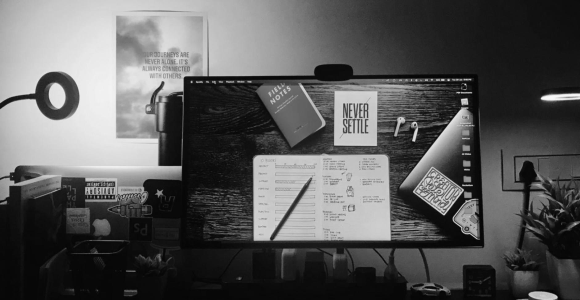 Mesa de trabajo con documentos financieros y calculadora